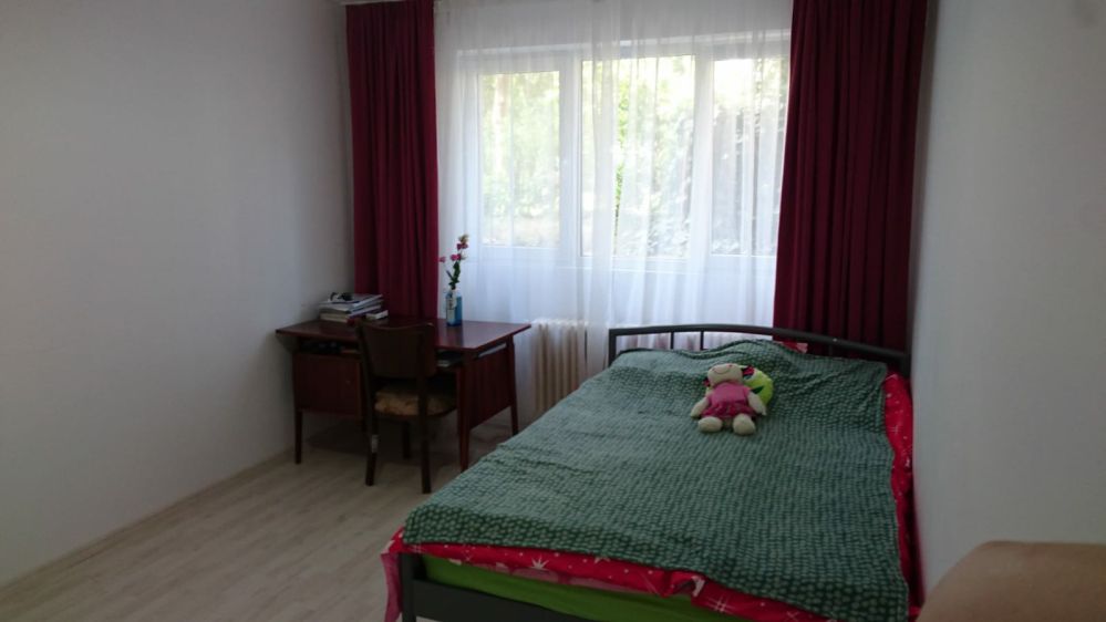 Inchiriez apartament cu 3 camere ,zona Plopilor,langa Sala Sporturilor