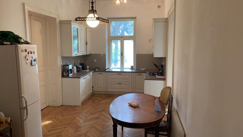 Dau in chirie apartament 4 camere, 4 bai, centru Cluj