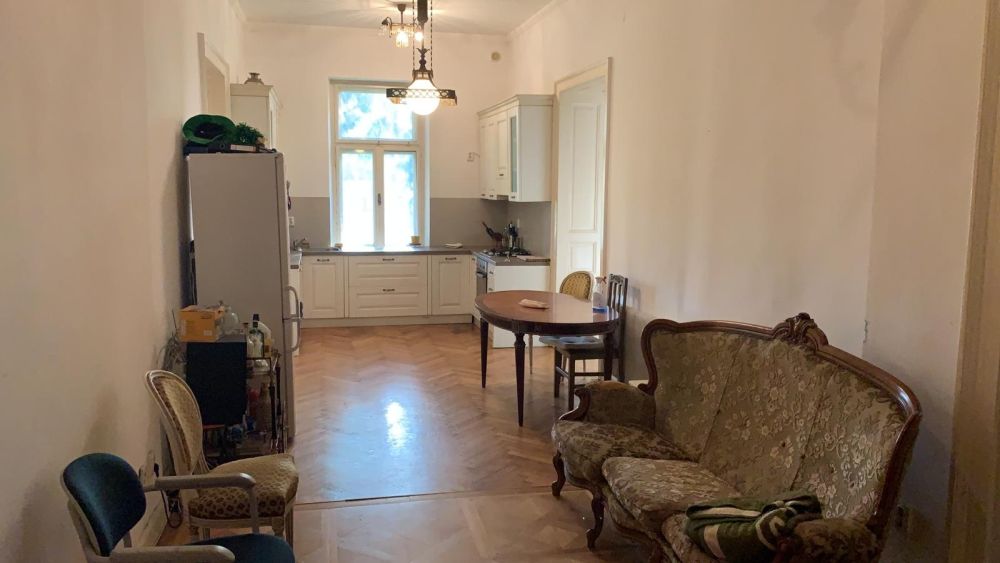 Dau in chirie apartament 4 camere, 4 bai, centru Cluj