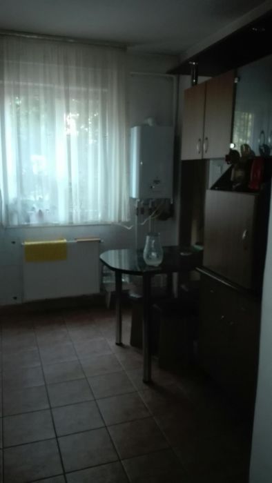 Vind apartament cu patru camere,dependinte,inclusiv boxa.garaj mare,