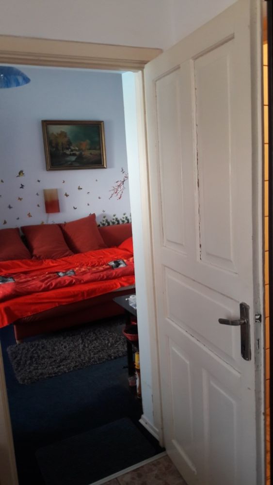 Închiriez apartament mic la casa