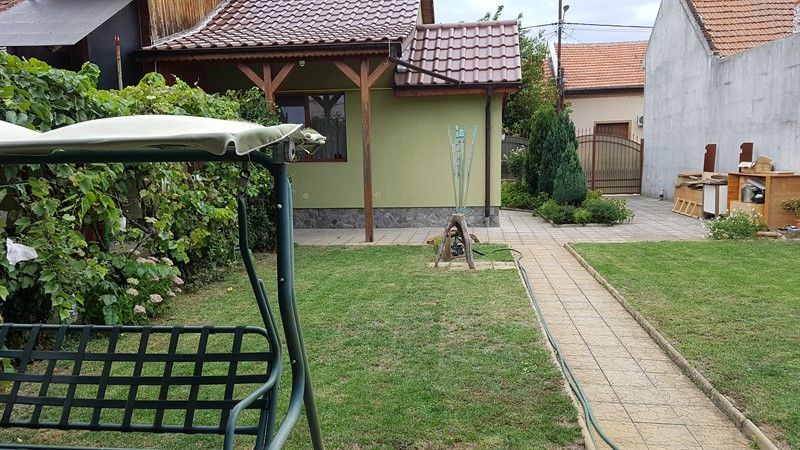 Casa cu trei camere de inchiriat,langa ALFA CENTER