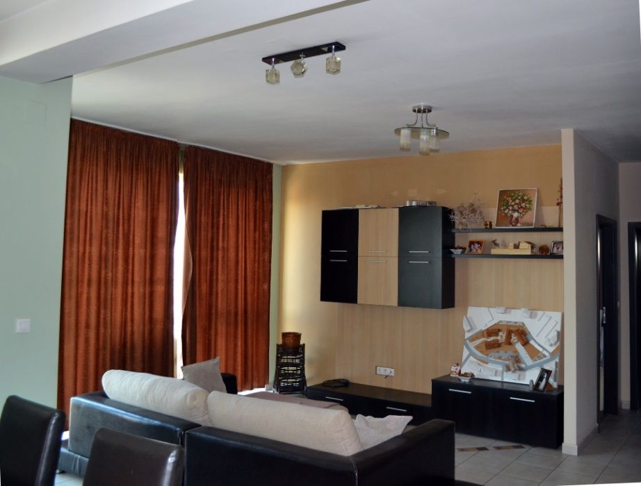 Inchiriez apartament de 3 camere - posibilitate parcare garaj subteran