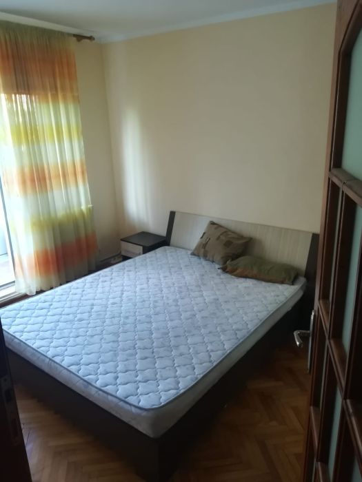 Inchiriez apartament cu 4 camere decomandat