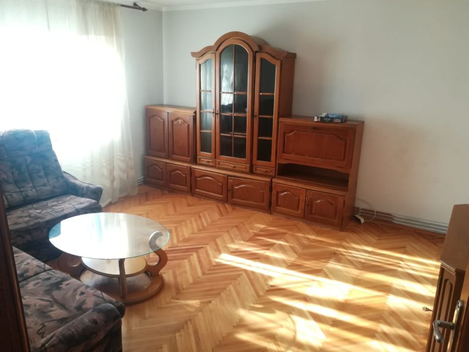 Inchiriez apartament cu 4 camere decomandat