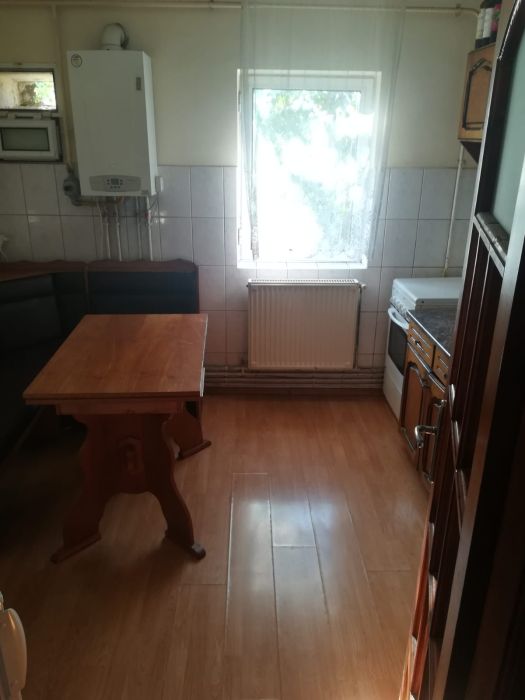 Inchiriez apartament cu 4 camere decomandat