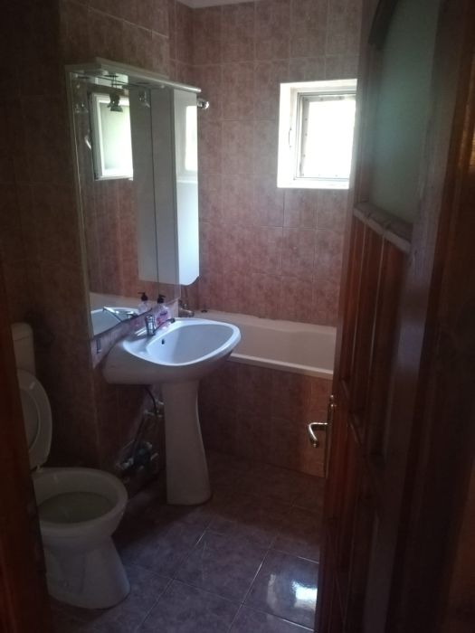 Inchiriez apartament cu 4 camere decomandat