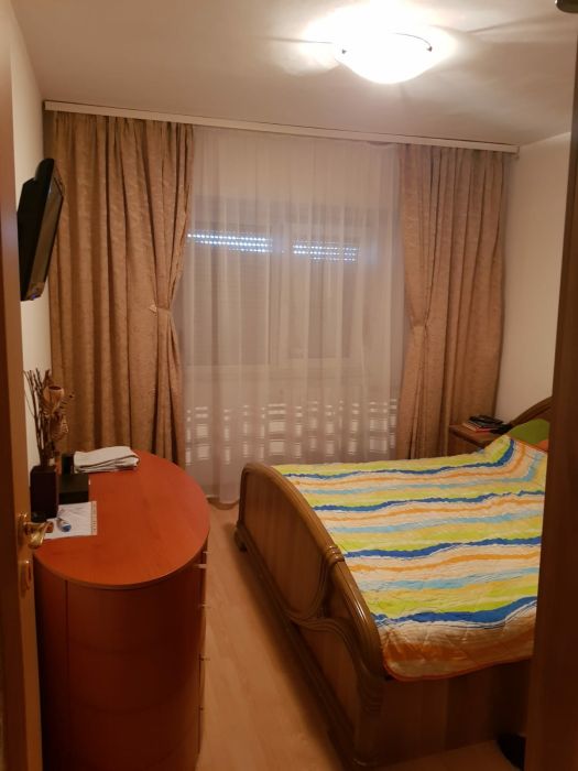 Proprietar, vând apartament cu 3 camere în Poarta 6