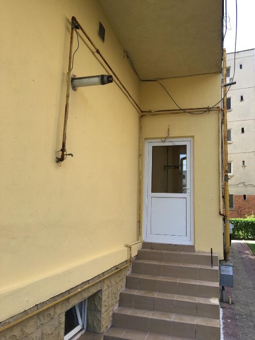 Vand Apartament/Spatiu comercial Str Eliberarii colt cu Dezrobirii