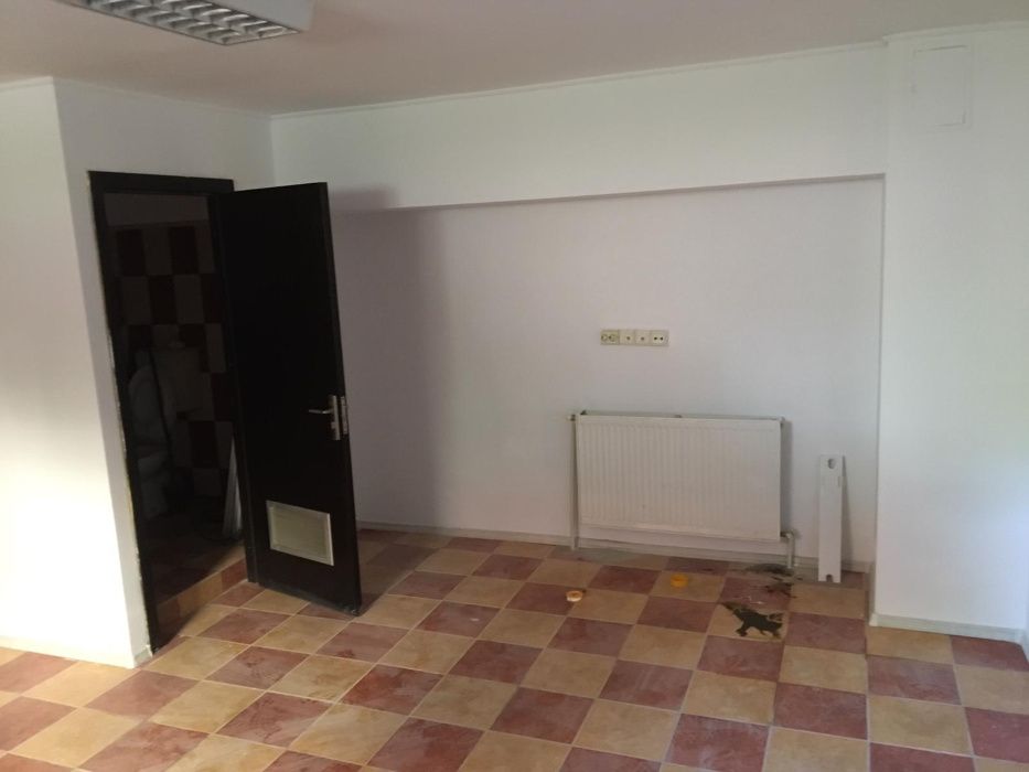 Vand Apartament/Spatiu comercial Str Eliberarii colt cu Dezrobirii