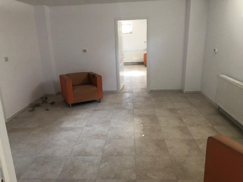 Vand Spatiu Comercial la Demisol pe Str Eliberarii