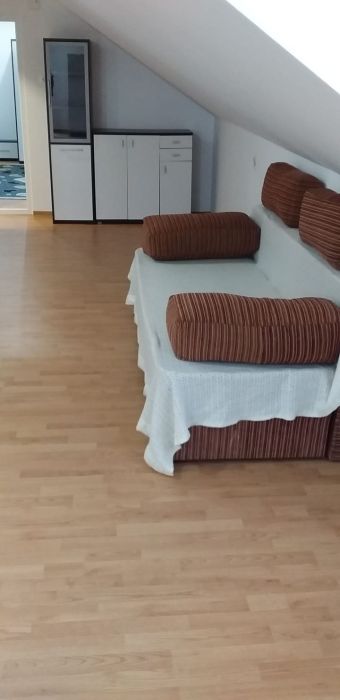 Navodari,privat,etaj vila centru,250e