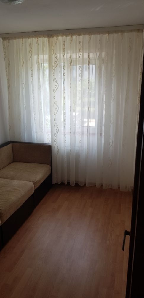 Inchiriez apartament 3 camere zona km 4-5.