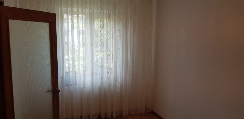 Inchiriez apartament 3 camere zona km 4-5.