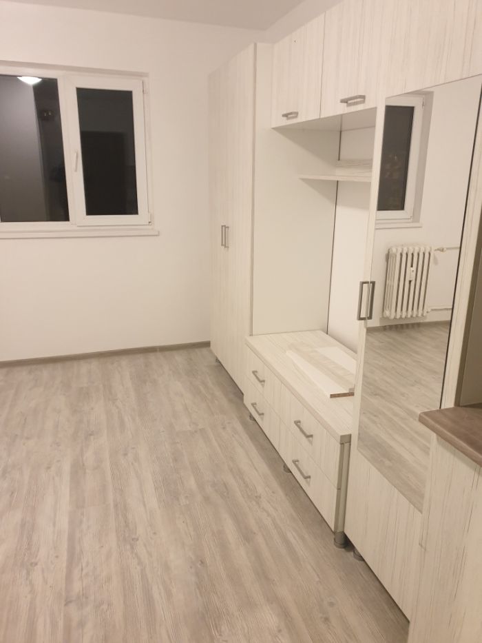 Vand garsoniera zona siraj nou renovată