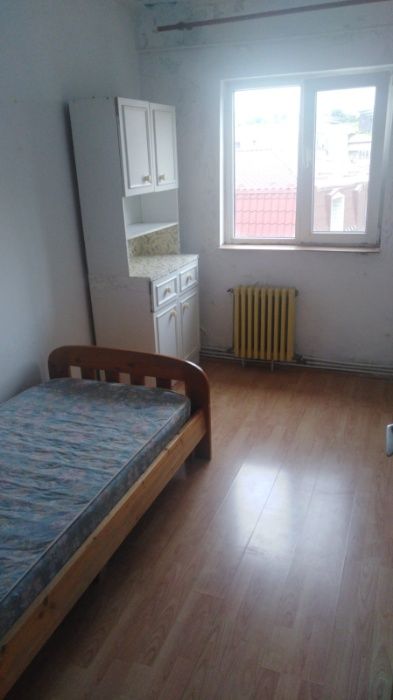 O camera în apartament cu 3 camere (doar fete?)