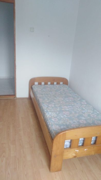 O camera în apartament cu 3 camere (doar fete?)
