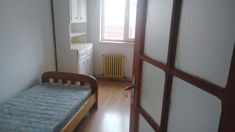 O camera în apartament cu 3 camere (doar fete?)