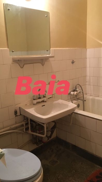 Apartament cu 3 camere,semidecomandat ,vis-a-vis de Palas