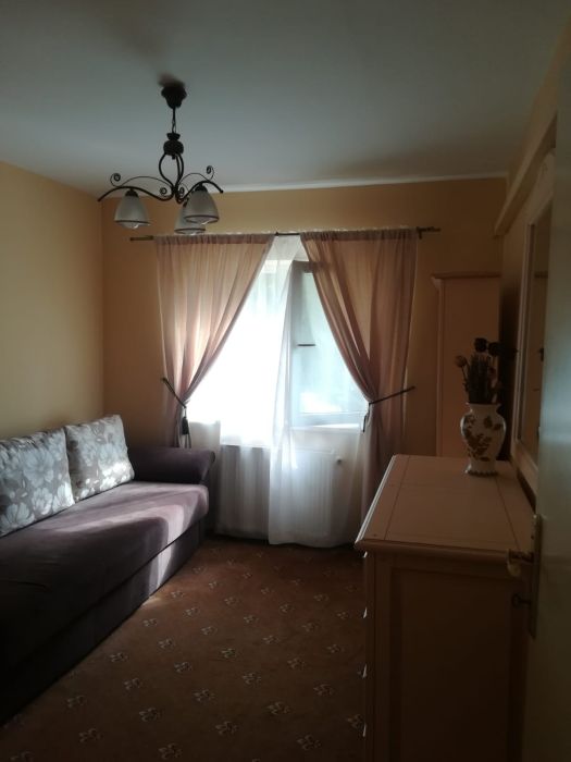 Vând apartament cu 4 camere, centrală termică, mobilat și utilat