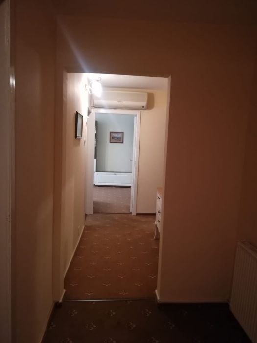 Vând apartament cu 4 camere, centrală termică, mobilat și utilat