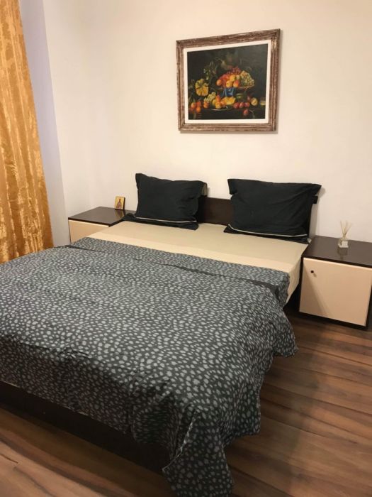 Ofer spre închiriere o camera intr-un apartament cu 2 camere (central)