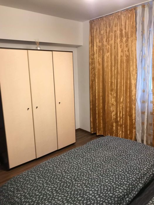 Ofer spre închiriere o camera intr-un apartament cu 2 camere (central)