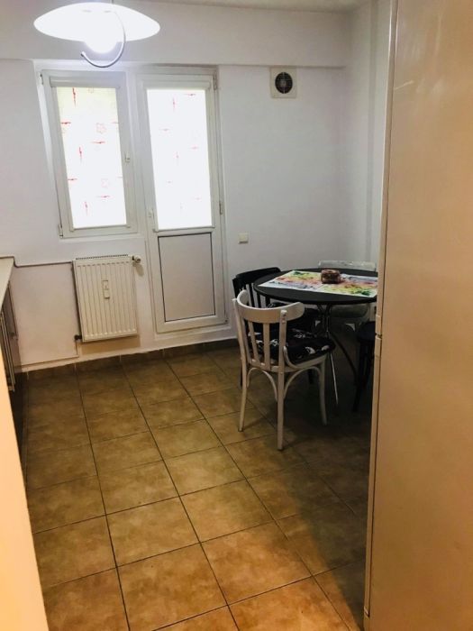 Ofer spre închiriere o camera intr-un apartament cu 2 camere (central)