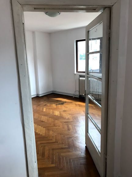 Inchiriez apartament 2 camere suprafata mare Piata Victoriei