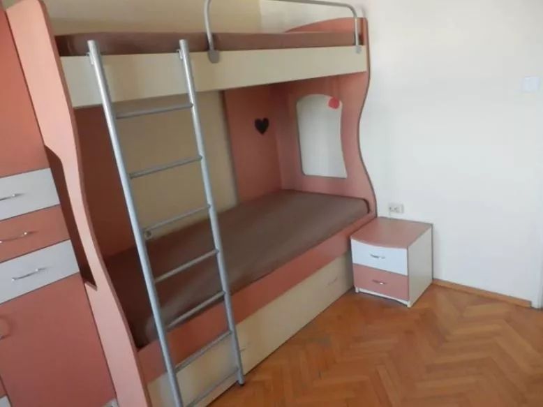 Inchiriez apartament cu 4 camere in zona Berceni