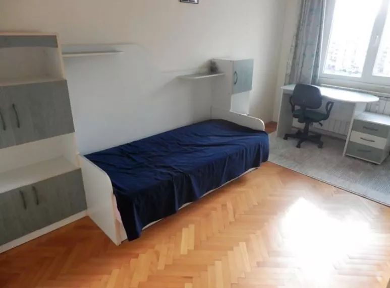 Inchiriez apartament cu 4 camere in zona Berceni