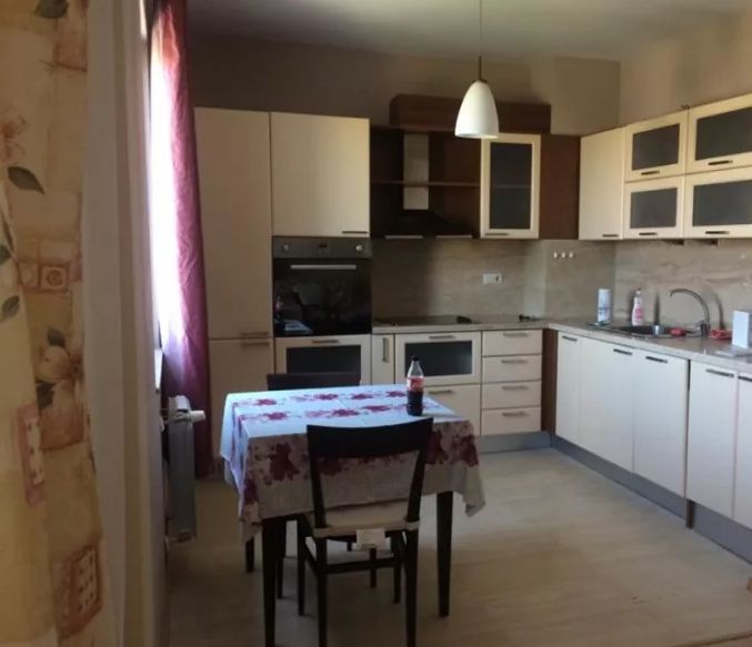 Inchiriez apartament cu 4 camere in zona Berceni