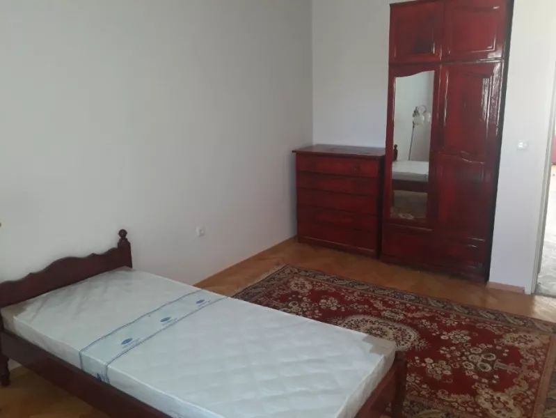 Inchiriez apartament cu 4 camere,Lujerului