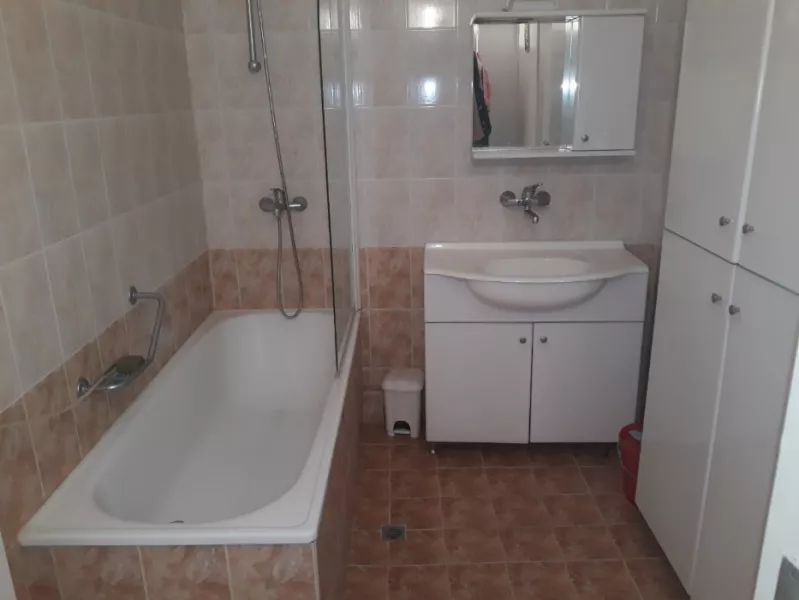 Inchiriez apartament cu 4 camere,Lujerului