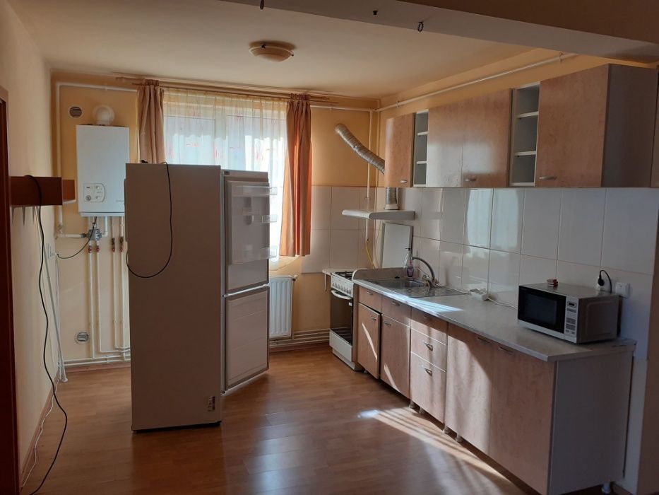 Vând apartament 3 camere în Florești