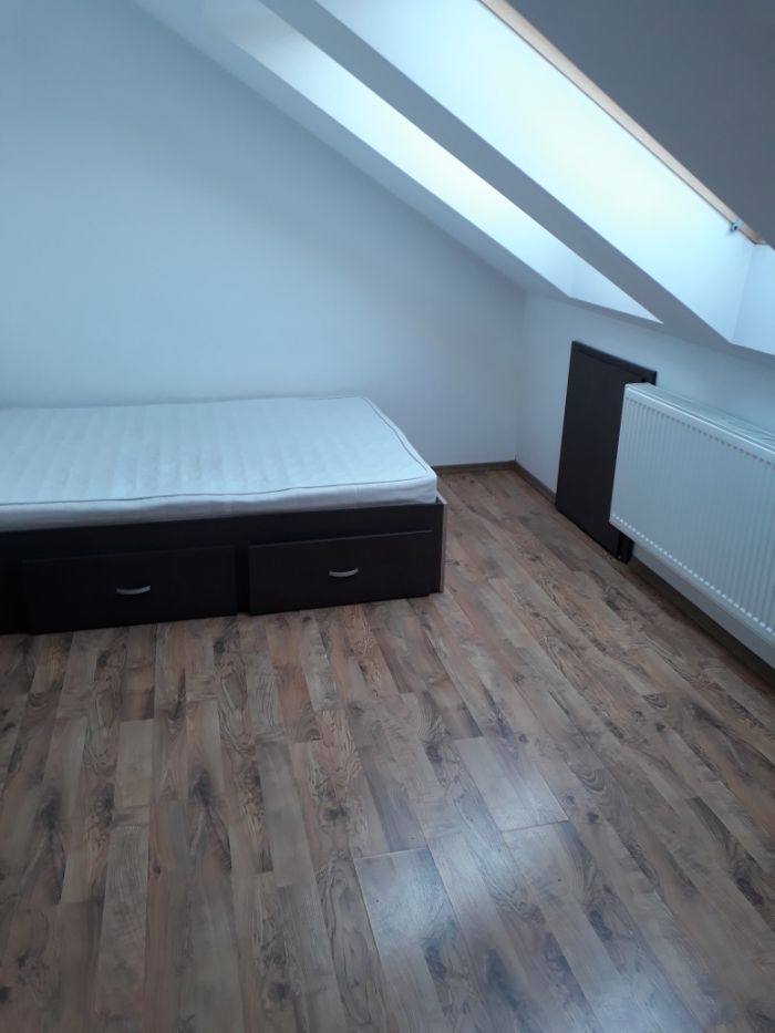 Vand apartament la mansarda 100 mp, in cartier Buna Ziua