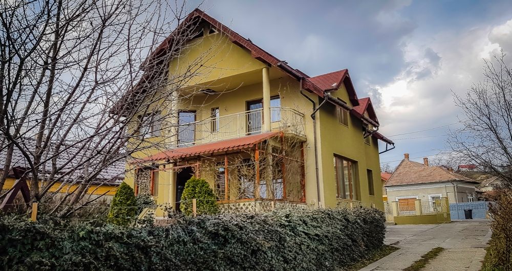 Casa cu 2 apartamente de vanzare