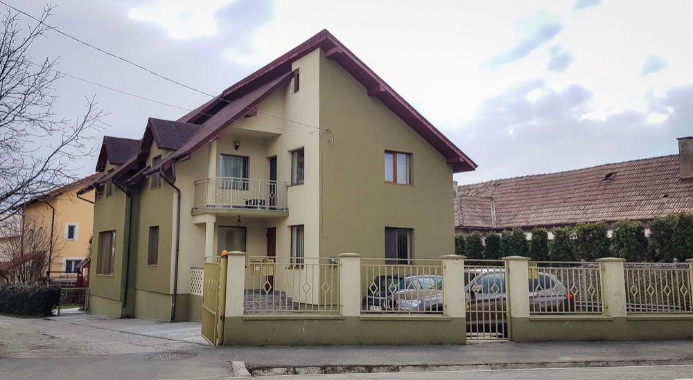 Casa cu 2 apartamente de vanzare