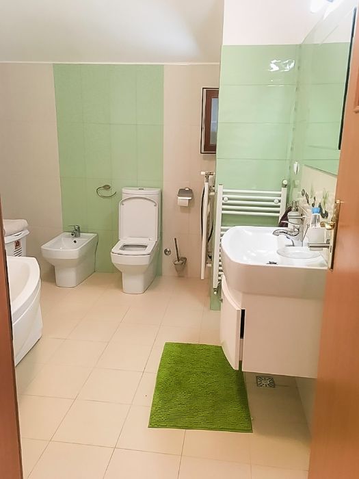 Casa cu 2 apartamente de vanzare